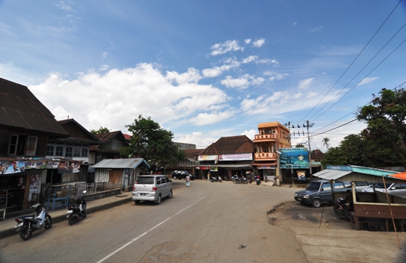 Singgah sejenak di simpang Jujun membeli logistik 
