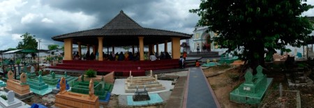 pendopo dan makam sebelum masuk ke tiga kubah di sebelah barat
