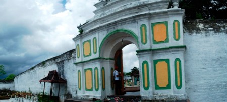 pintu gerbang masuk ke area tiga kubah di sebelah barat
