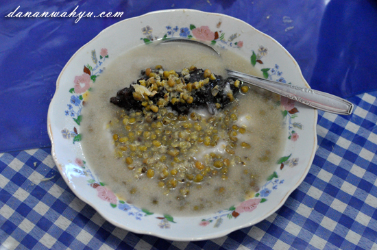 bagi yang tidak suka sarapan berat bisa mencoba bubur kampiun