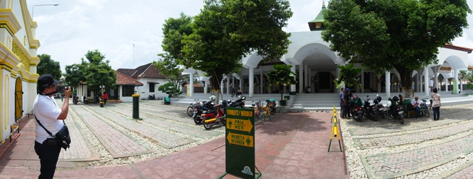 di halaman masjid hanya ada dua jenis pohon yaitu sawo dan tanjung 