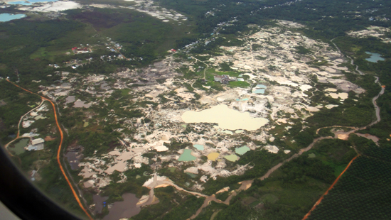 dari udara - lubang besar bekas tambang timah di Belitung