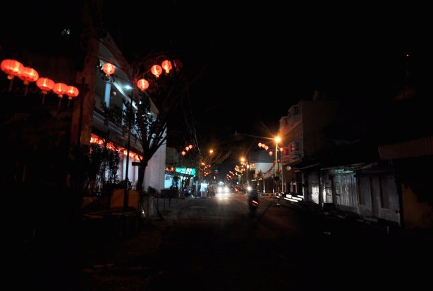 malam semakin larut menyisakn pendar merah 