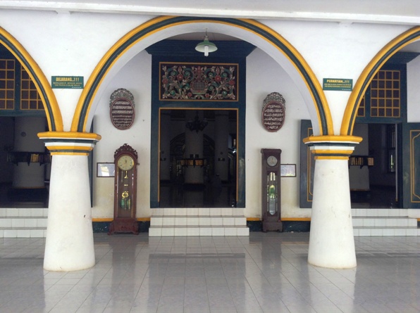 perpaduan budaya - pintu besar gaya Cina, ukiran Madura, kaligrafi Arab, jam bandul Eropa