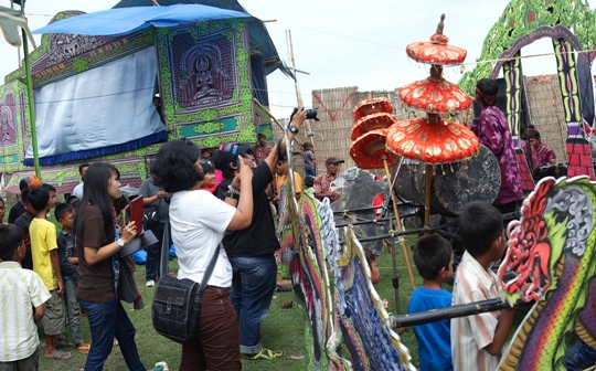 antusias menyaksikan musik gaul, kesenian tradisional Sumenep