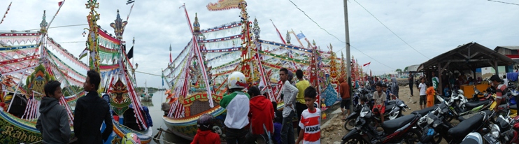 perahu hias yang akan membawa sesaji di Petik Laut