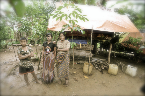 Ibu As bersama anak-anaknya