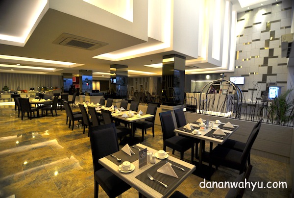 ruang makan tepat di depan lobi