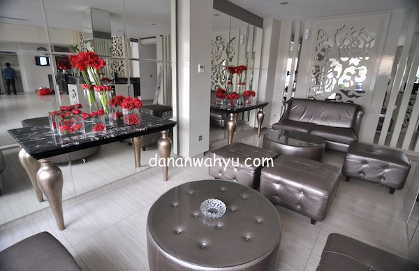 nuansa silver dan  bunga mawar 
