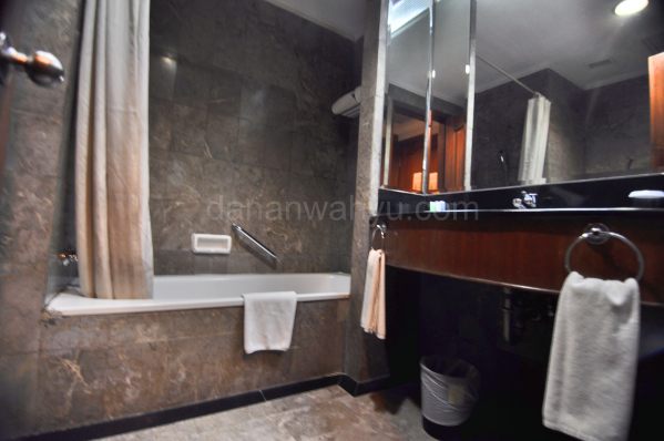 tersedia bahtub di kamar mandi