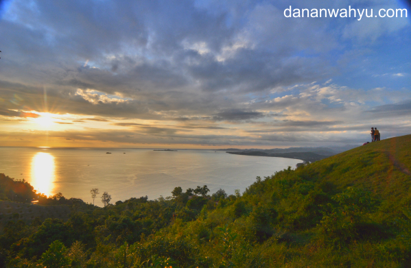 menyaksikan matahari terbenam dari  Puncak Langkisau
