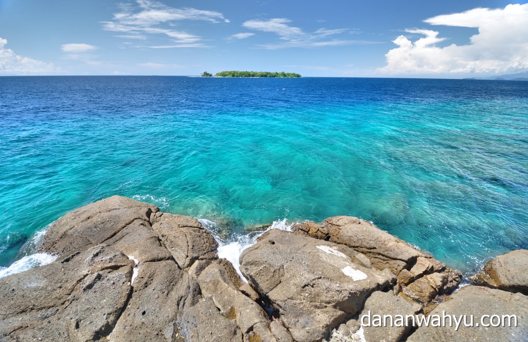 tebing curam dan pulau Sirandah Sikawai