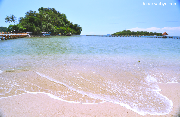 pantai Carocok dengan latarbelakang pulau Kereta dan Cingkuak