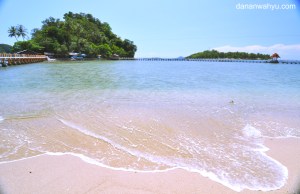 pantai Carocok dengan latarbelakang pulau Kereta dan Cingkuak