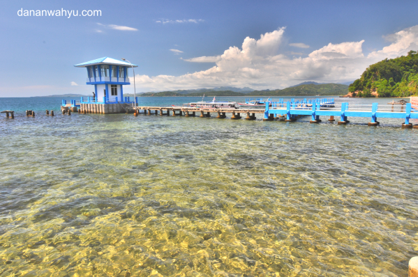 jembatan penghubung dermaga dengan pantai Carocok