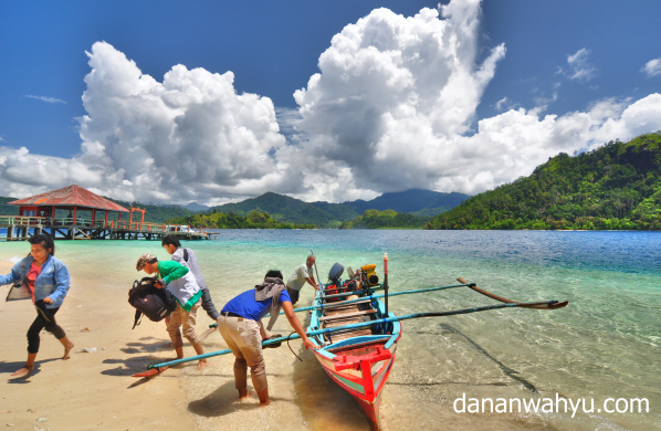 berlompatan turun dari perahu untuk merasakan lembutnya pasir 
