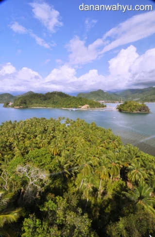 pemandangan pulau Cingkuak dari atas mercusuar