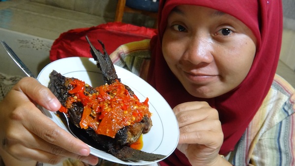 kalau ini bukan atraksi membawa piring tapi narsis
