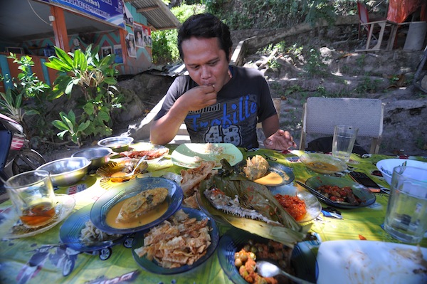 jangan lupa menikmati sajian khas Painan di pantai Carocok