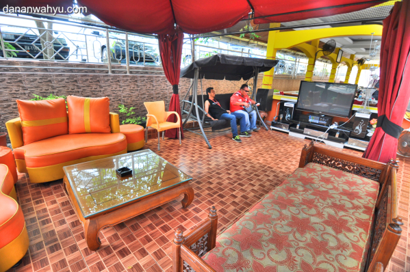 sofa bersantai dilengkapi layar besar