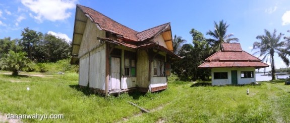bangunan di pinggir bendungan tak terawat