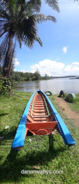 kapal karam di atas rumput