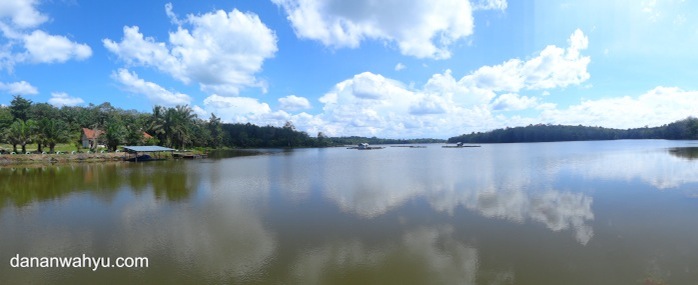bayangan langit dan awan semakin terlihat