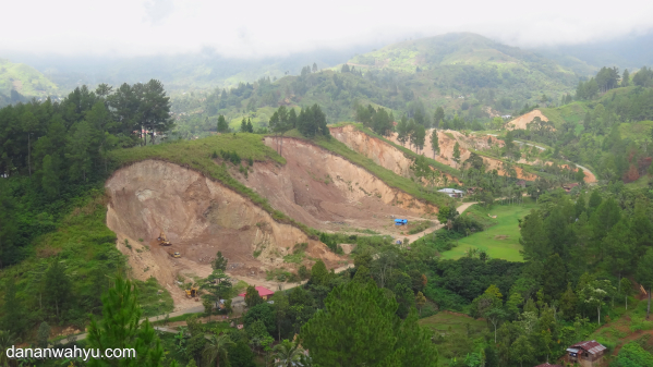 dari bukit Sentiong terlihat bukit digerus habis
