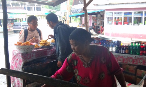 makan gorengan sambil nunggu hujan reda
