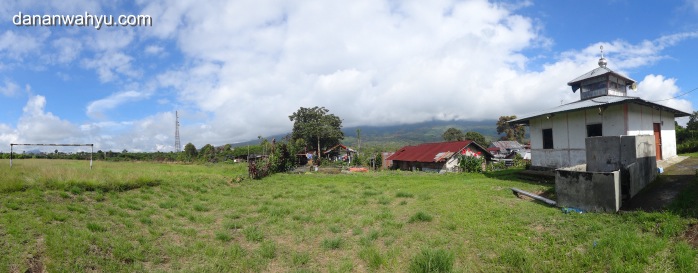 gunung Kerinci panorama di belakang surau