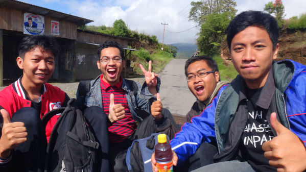 wajah-wajah ceria numpang mobil tahu