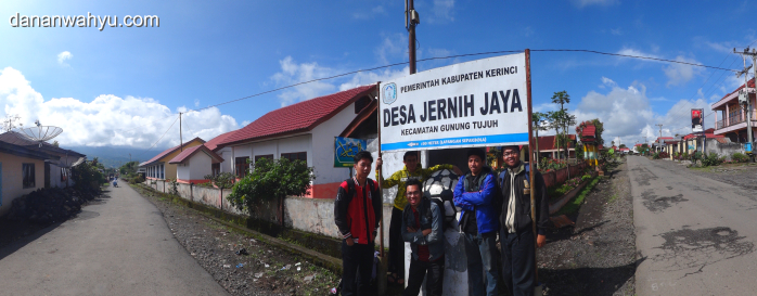 untung dapat tumpangan lagi :D, foto dulu di Simpang Jernih Jaya