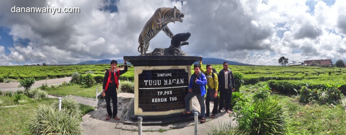 mejeng di tugu macan