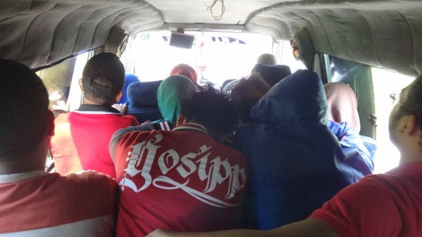 pilih numpang bak terbuka atau naik angkot kaya gini?