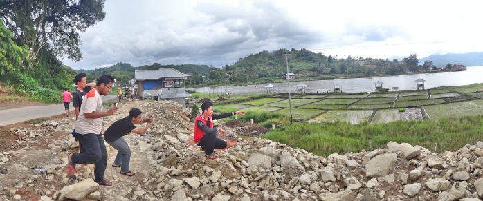 asyik mejeng juga di tepi danau Kerinci