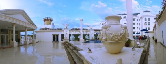 Kolam renang berada di lantai 6