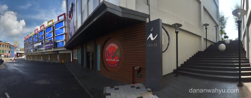 jalan penghubung i-Hotel dan Nagoya Hill Mall