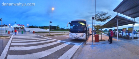 Menanti bus terakhir di Nusajaya, Johor Bahru