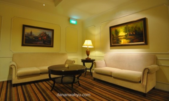 ruangan besar sebelum masuk ke lorong kamar