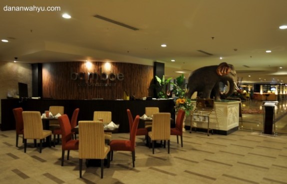 Bamboo Resto terhubung dengan lobi besar