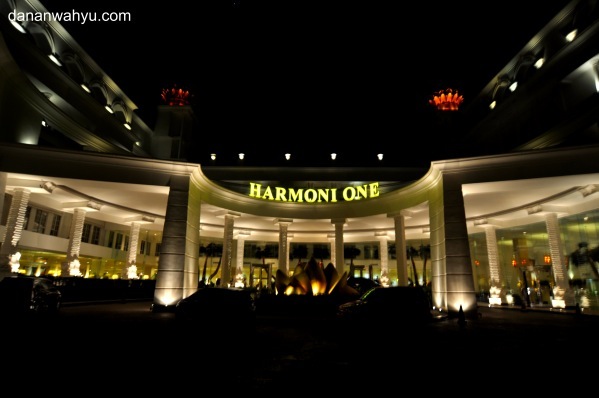 pintu gerbang Harmoni Hotel 