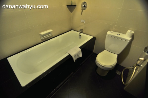 kamar mandi dilengkapi bathtube