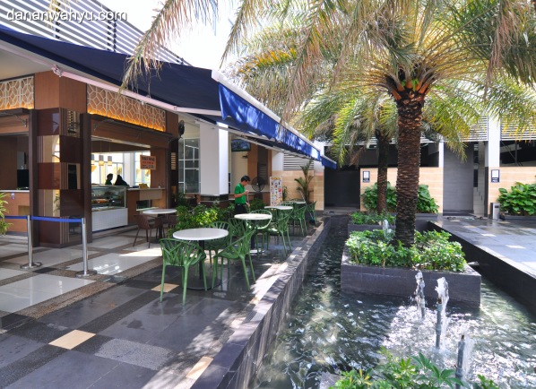 kafe asri di lantai dasar masjid