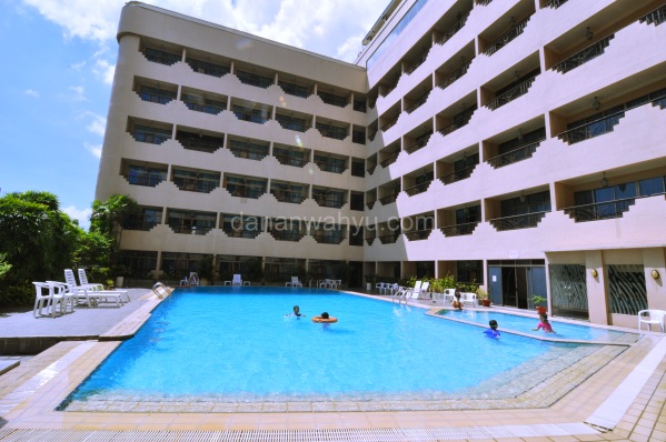 kolam renang Harmoni Nagoya Hotel 