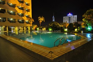 penampakan kolam renang malam hari