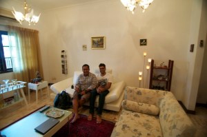 Berfoto bersama Kirit di ruang tamu