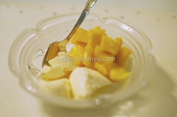 ice cream vanilla dengan mangga