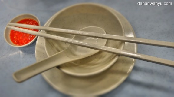 perlengkapan tempur sebelum mengacak-acak meja makan