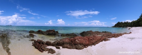 batu karang di tepi pantai lokasi favorit foto