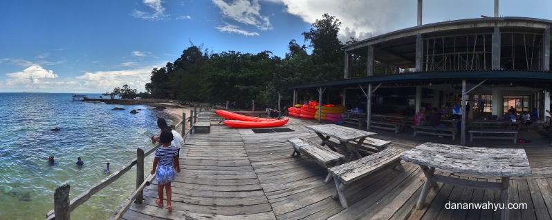 orang-orang berenang di bawah balkon